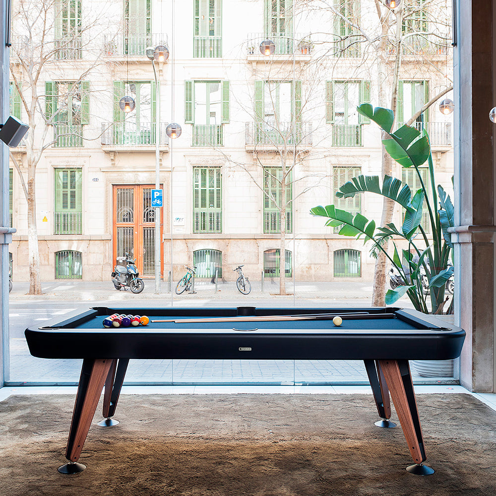 Mesa de billar de lujo RS Barcelona en sala con vistas a la ciudad.