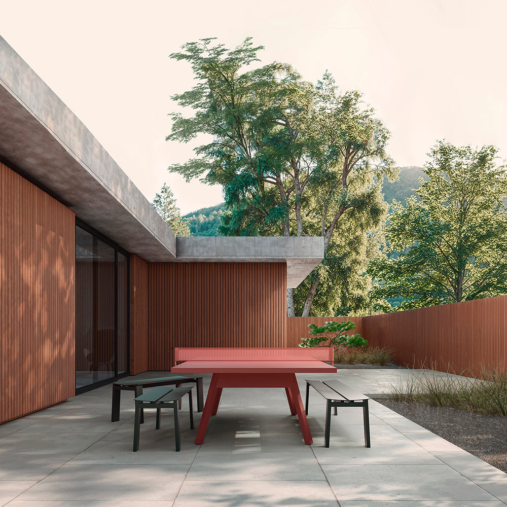 Mesa de ping pong de lujo RS Barcelona con bancos en patio exclusivo.