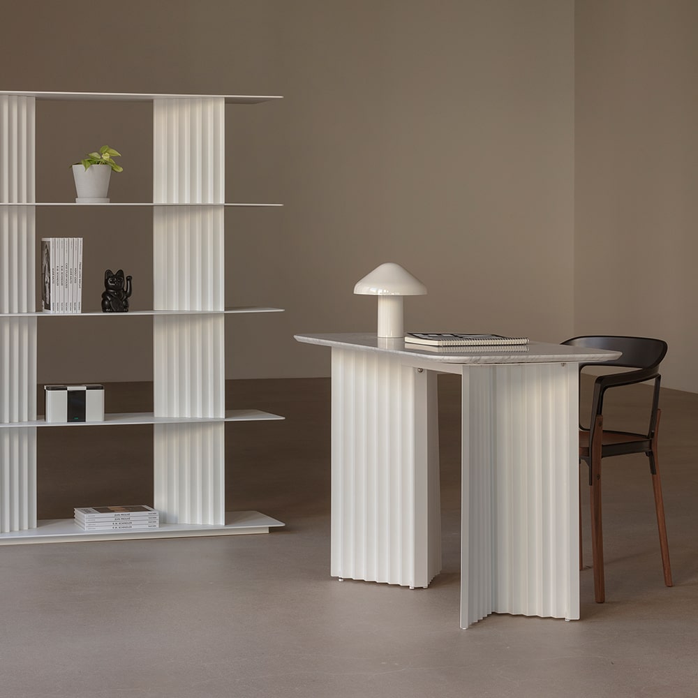 Estantería modular de diseño y escritorio de mármol para oficina.