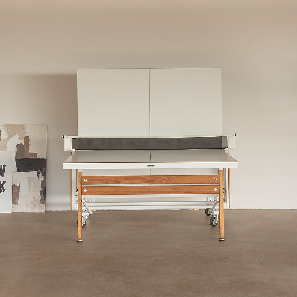 Mesa de ping pong plegable RS Barcelona en interior de estudio de diseño.