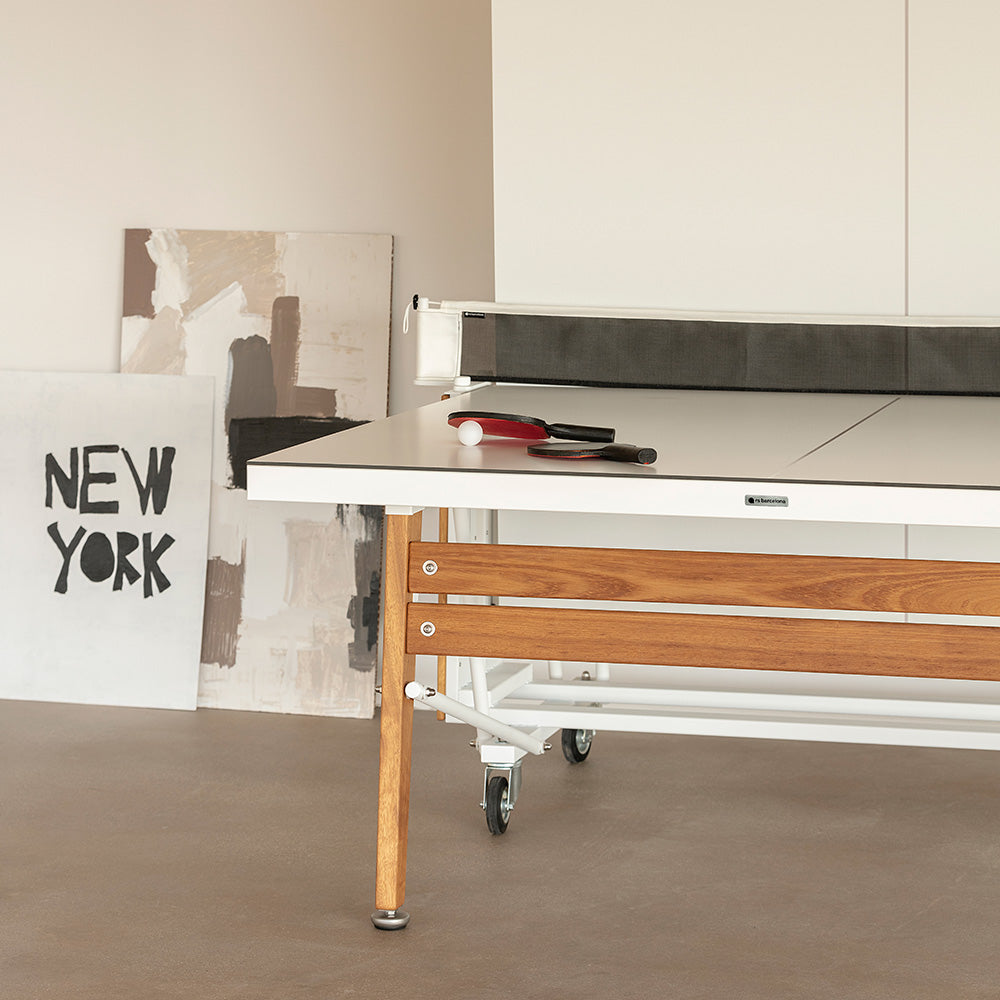 Mesa de ping pong plegable RS Barcelona en interior de estudio de diseño.