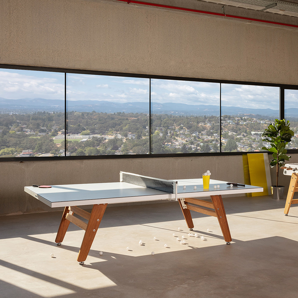 Mesa de ping pong RS Barcelona con vistas panorámicas en ático de lujo.