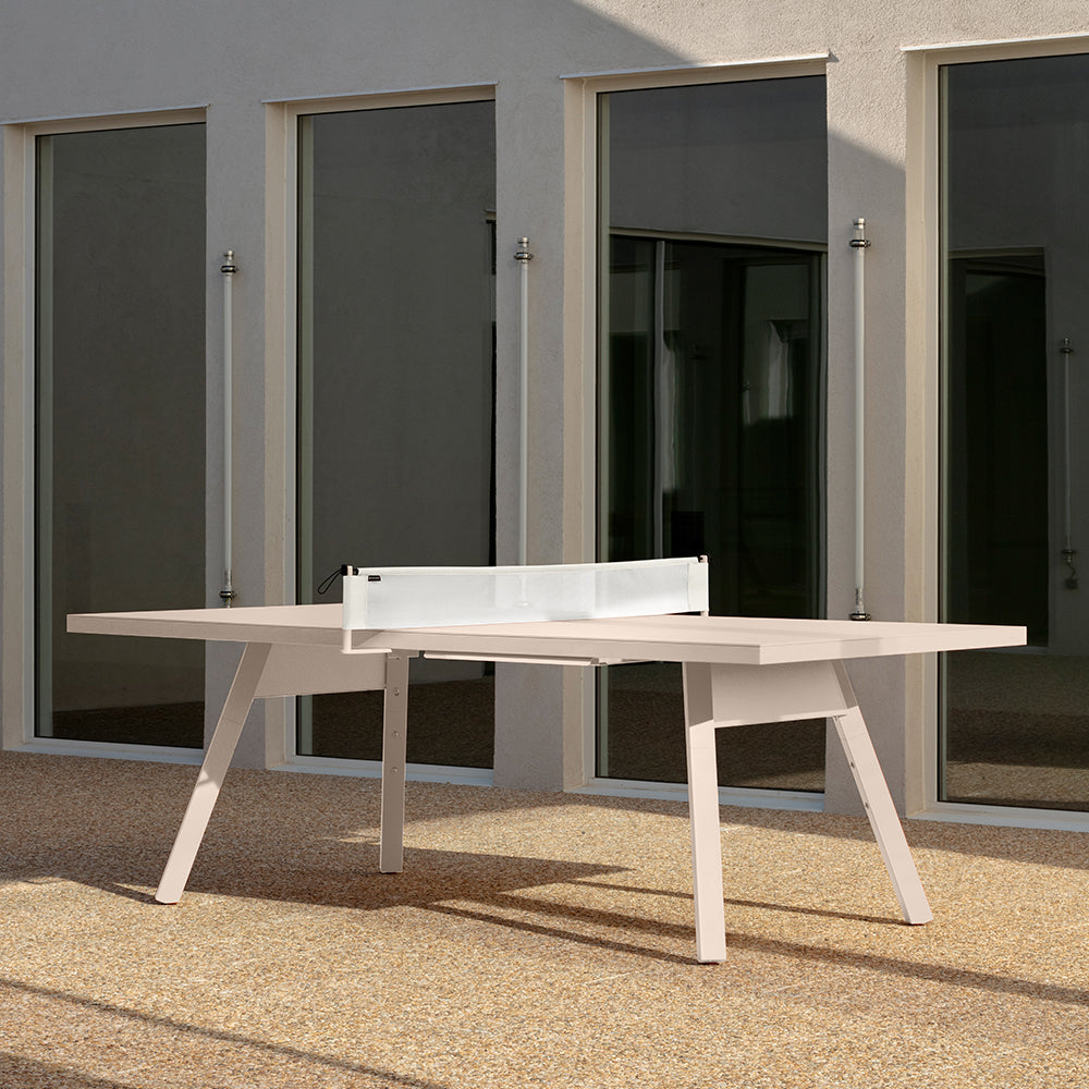 Mesa de ping pong de diseño RS Barcelona en exterior de villa.