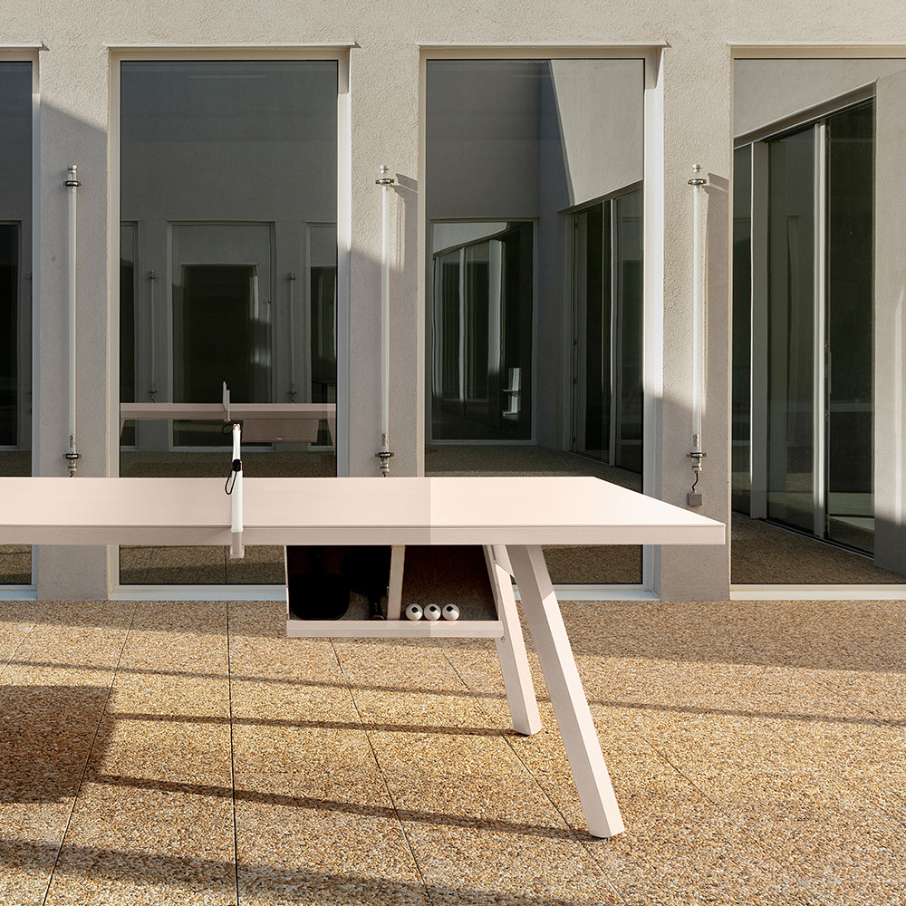 Cajón de mesa de ping pong RS Barcelona con palas y pelotas.