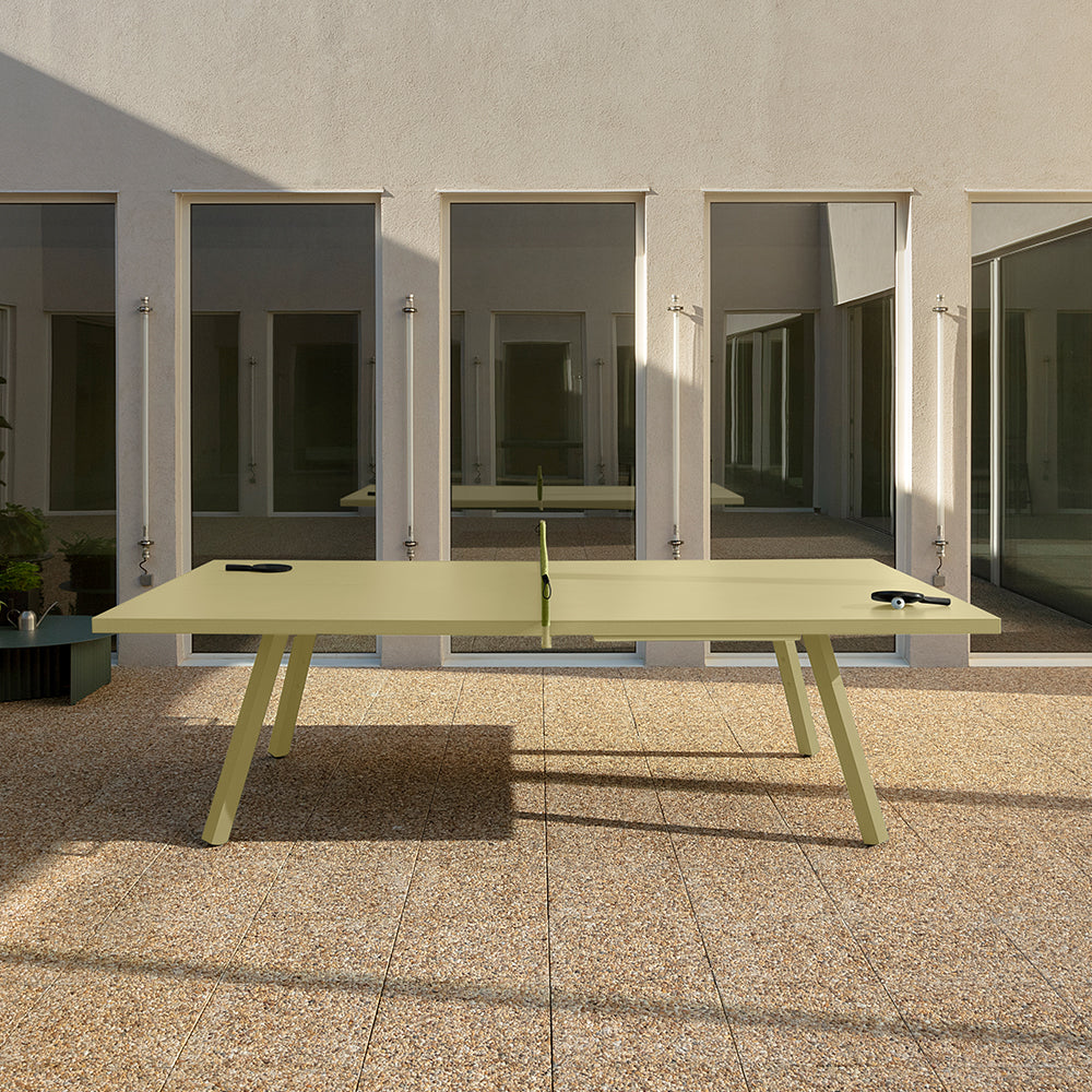 Mesa de ping pong en terraza de lujo.