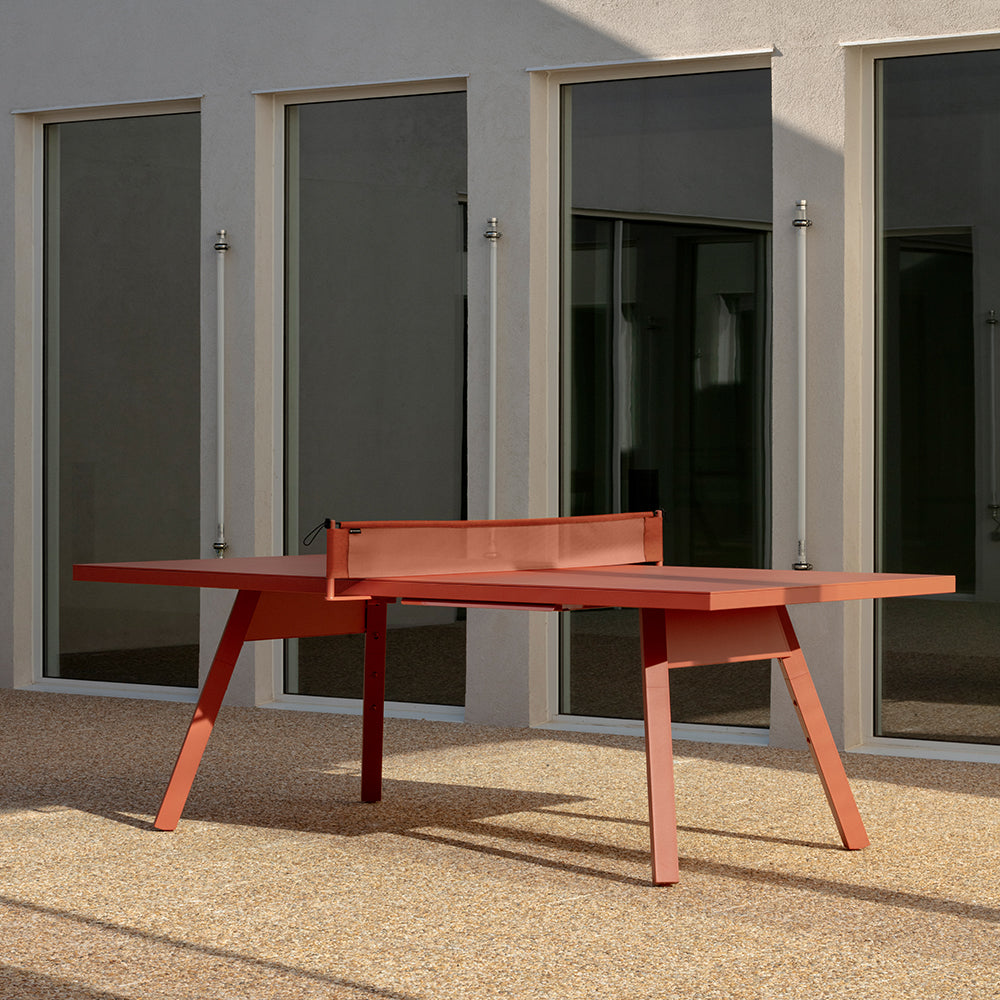 Mesa de ping pong RS Barcelona en exterior de mansión.