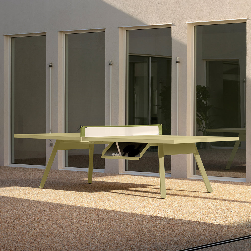 Mesa de diseño de ping pong para exterior en terraza de lujo.