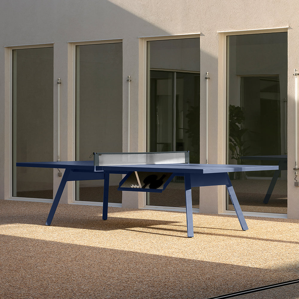 Mesa de ping pong de diseño RS Barcelona en patio exclusivo.