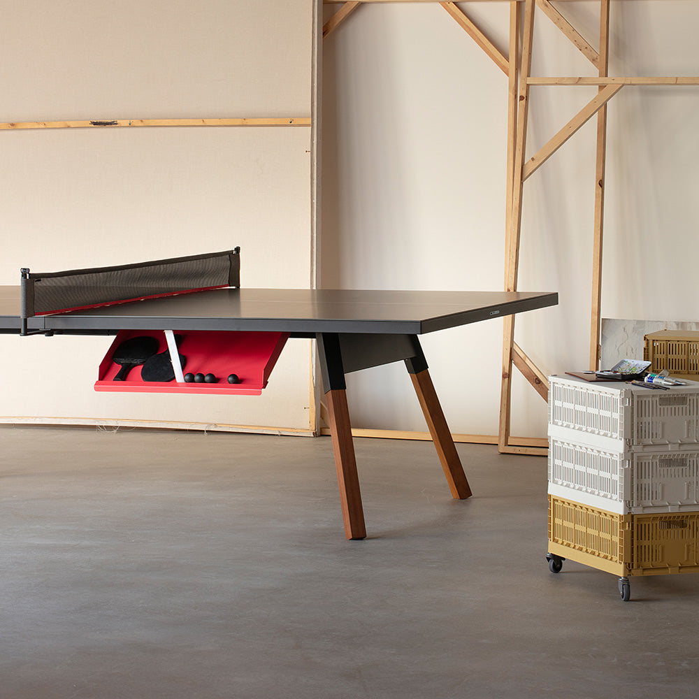 Mesa de ping pong de diseño RS Barcelona en estudio creativo.