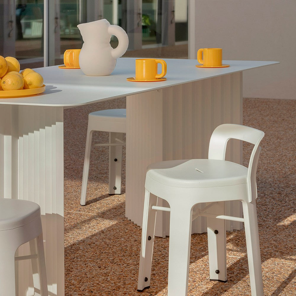 Mesa de comedor con bancos de diseño para interior y exterior.