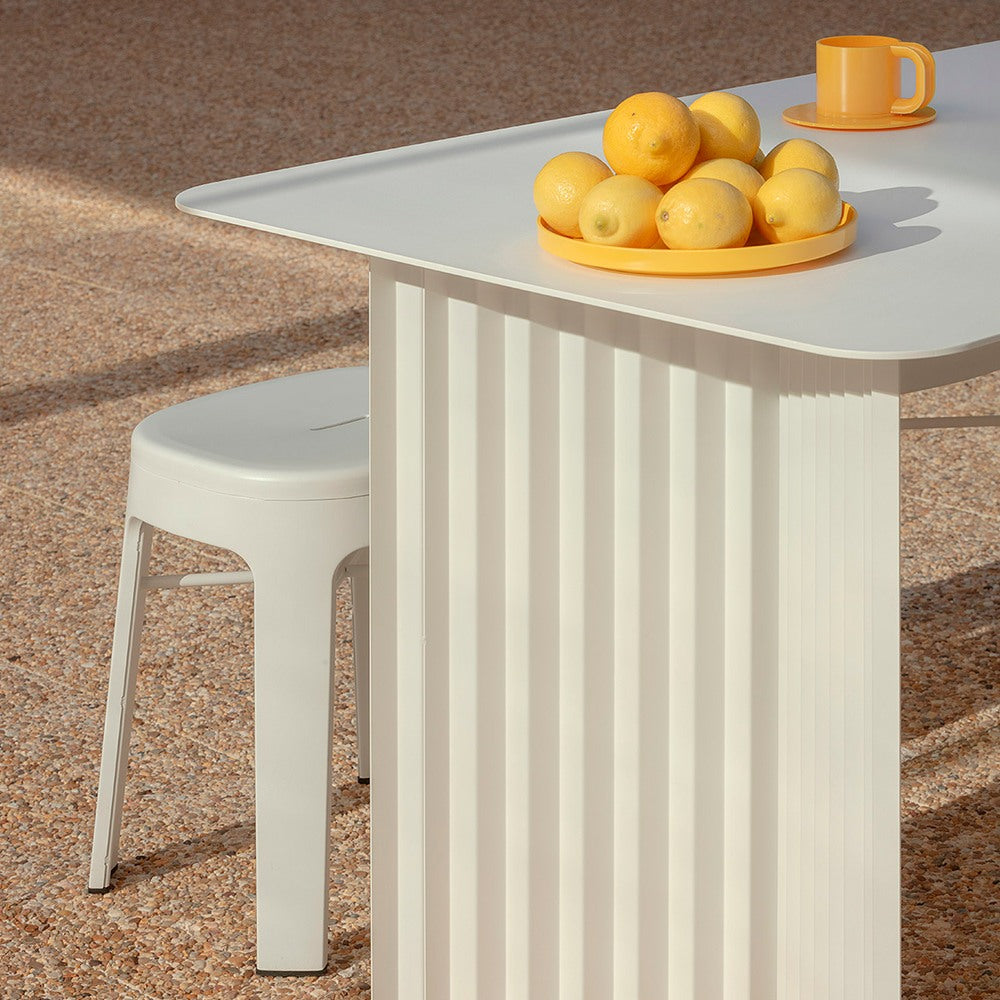 Detalle de mesa de cocoina de diseño exclusivo RS Barcelona con taburetes para exterior.