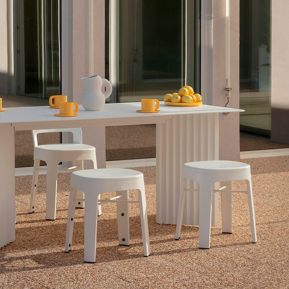 Detalle de mesa de cocoina de diseño exclusivo RS Barcelona con taburetes para exterior.