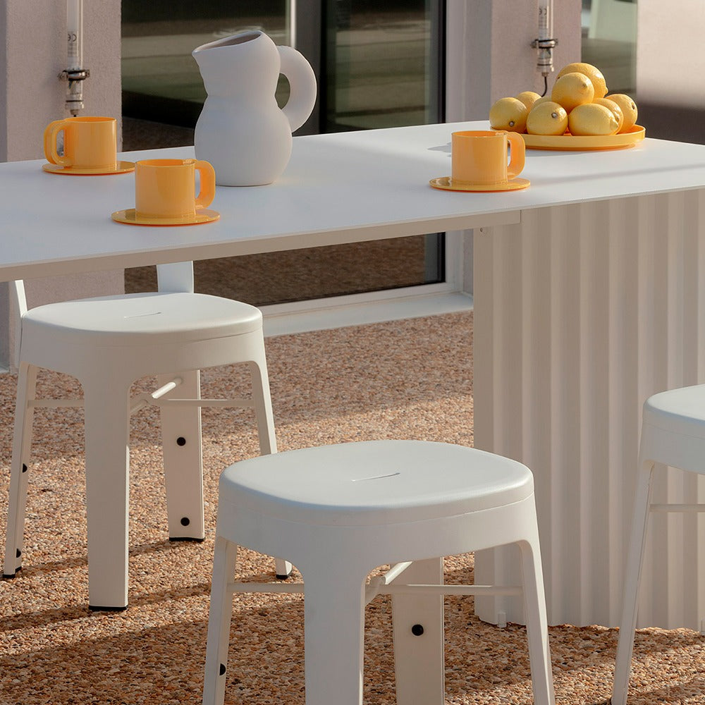 Lujosa mesa de comedor RS Barcelona con exclusivos taburetes a juego.