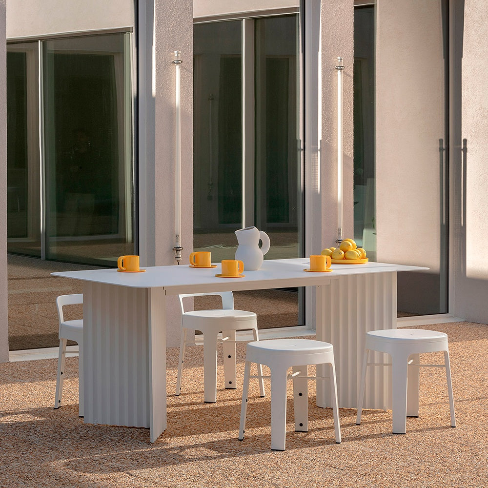 Mesa de comedor de diseño RS Barcelona de lujo con taburetes para exterior.