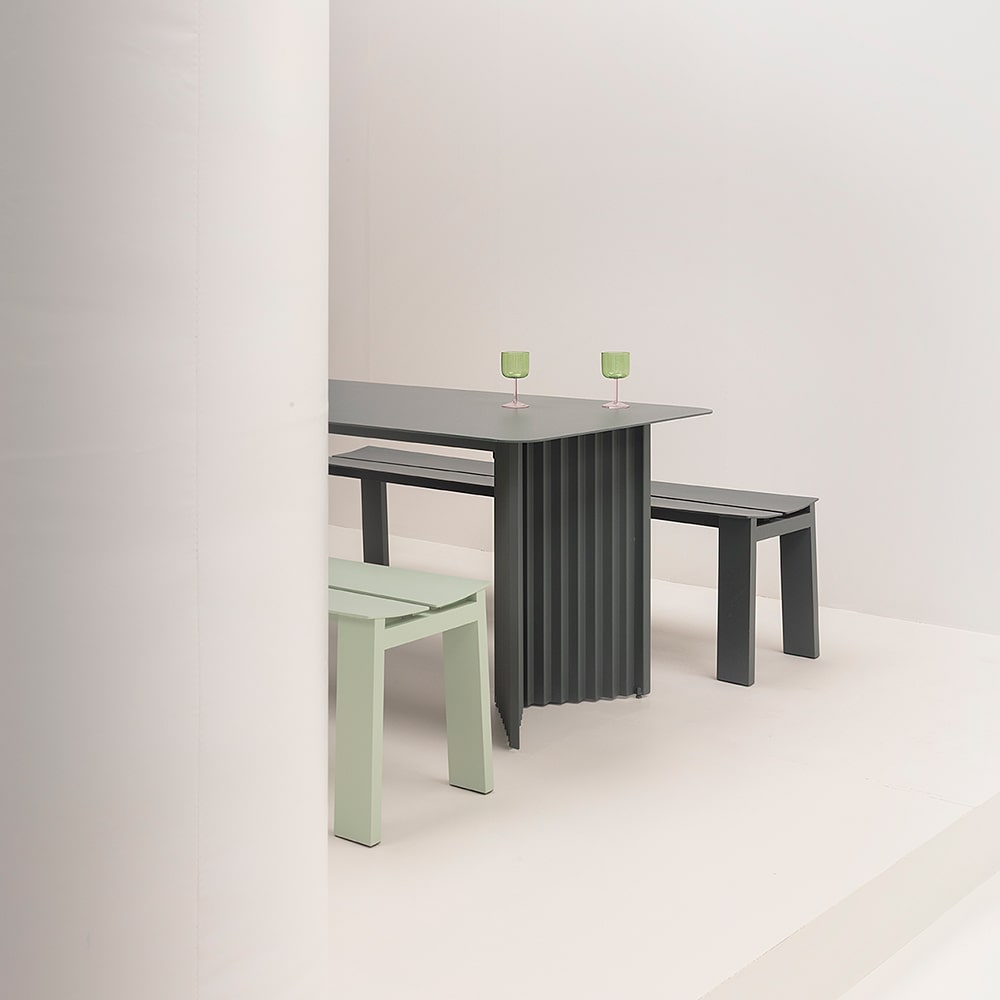 Mesa de comedor con bancos de diseño para interior y exterior.