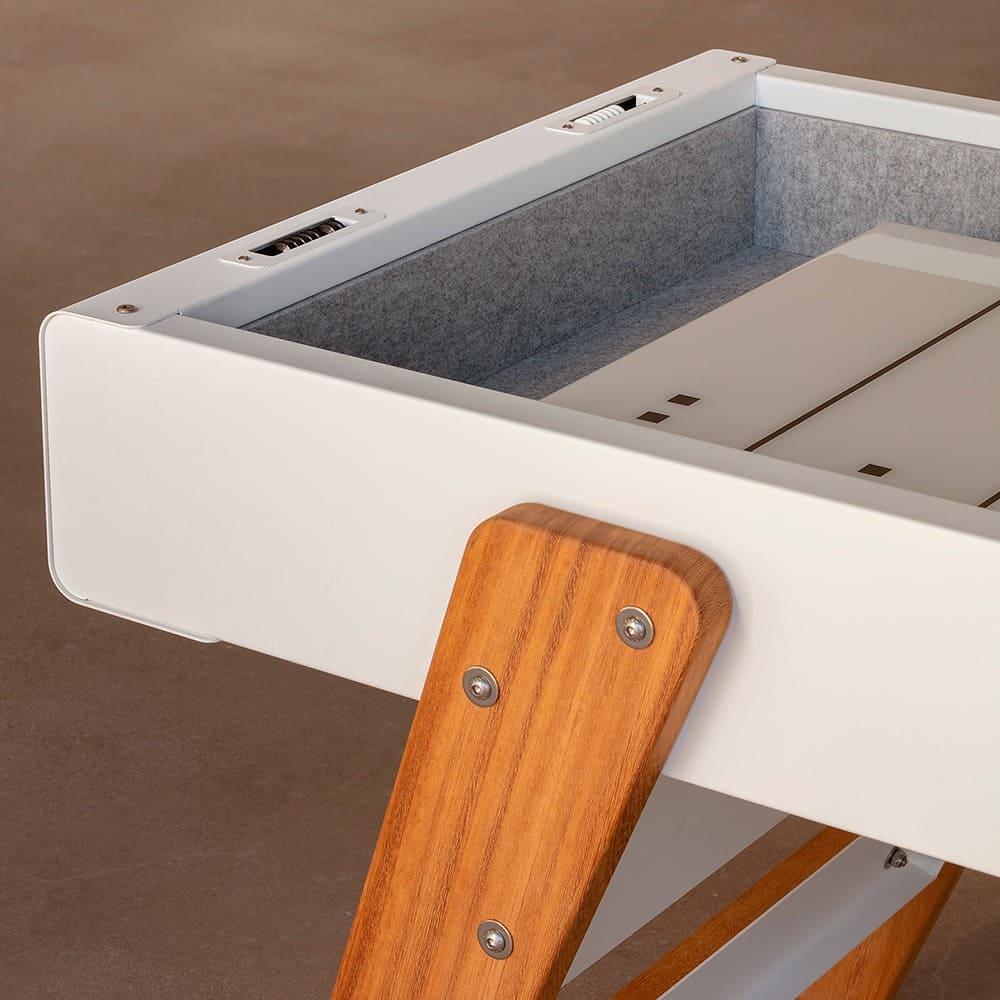 Shuffleboard para interior con patas de madera.