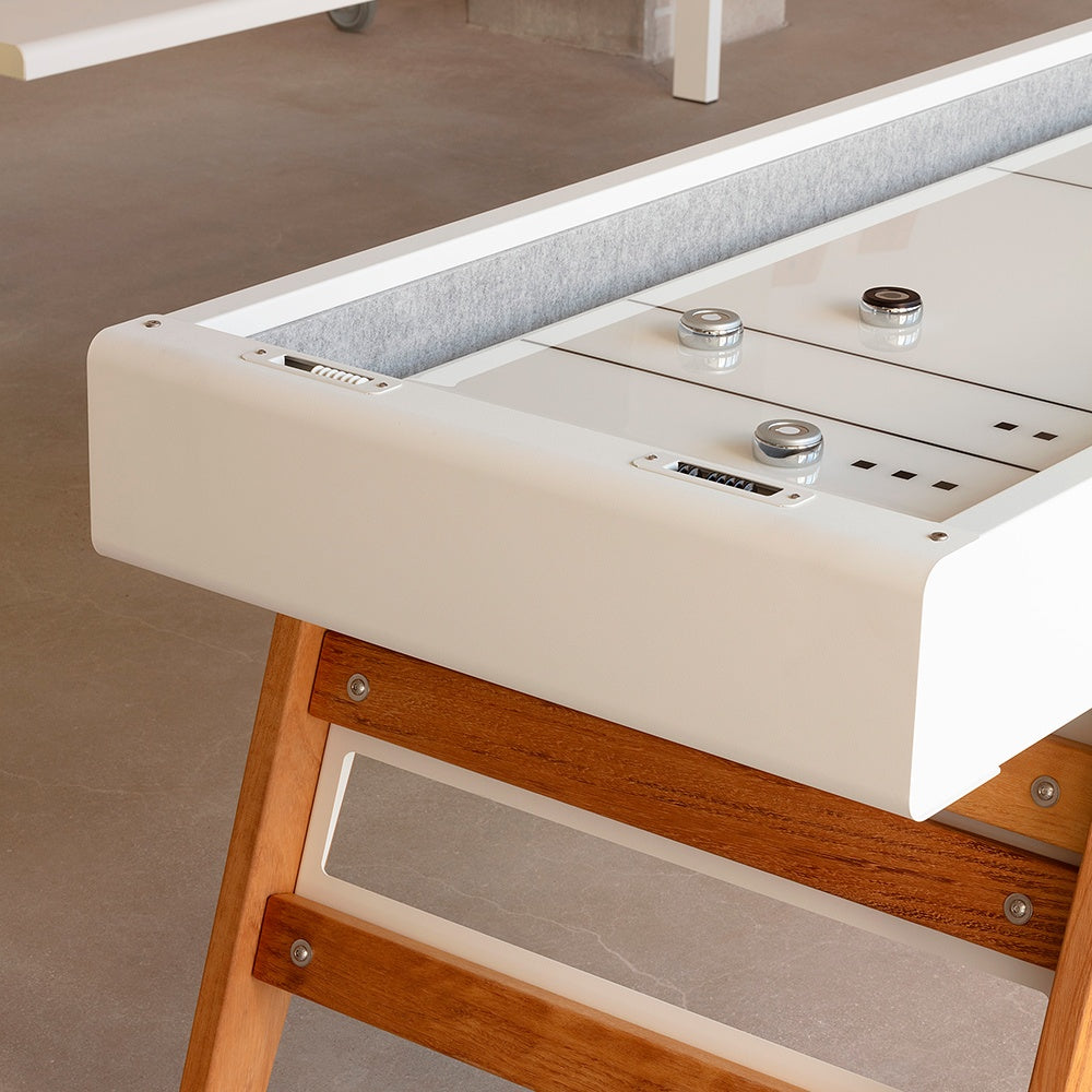 Detalle de Shuffleboard con patas de madera para interior de hogar.