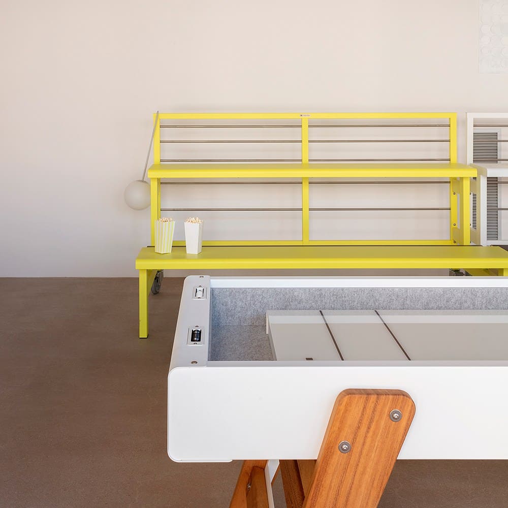 Detalle de Shuffleboard con patas de madera y gradas RS Barcelona.