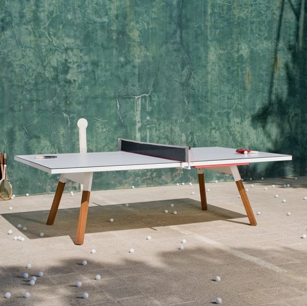 You Me es una mesa de ping-pong de diseño y una mesa de comedor o reuniones. Jugabilidad y durabilidad para disfrutar en exterior y interior.